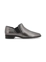 Zapato de cuero color marrón con textura de reptil, elásticos laterales y taco bajo.