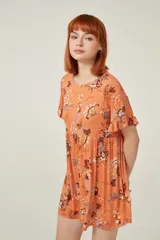 Vestido corto color naranja con estampado floral multicolor, de corte holgado y mangas cortas con volados.