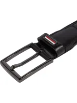Cinturón de cuero negro brillante con hebilla metálica plateada grabada con el logo de Tommy Hilfiger y detalle de la bandera de la marca en la trabilla.