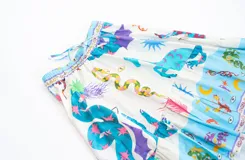 Falda larga irregular de algodón estampado con motivos místicos y cintura regulable.