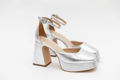 Zapatos de tacón con plataforma, color rojo, con correa al tobillo y hebilla redonda.