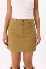 Falda corta color ocre de denim, corte recto y tiro medio, con detalle de tachas plateadas en los laterales.