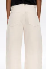 Pantalón de jean color lila con estampado de cactus marrones con flores naranjas. Corte recto, tiro medio y largo tobillero.