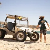 Remera verde con logo Roark bordado en rojo en el pecho.