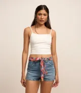 Short de jean de cintura alta con trabillas, cierre por botón y cremallera, bolsillos delanteros y traseros. Incluye cinturón pañuelo con estampa tropical de cocoteros.