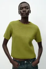 Jersey marrón de punto con cuello redondo y manga corta.