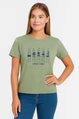 Remera violeta con estampado frontal con la frase "Reality check" en letras negras.