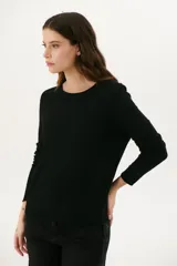Sweater azul de tejido de punto con cuello redondo y mangas largas.