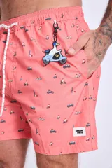 Short de baño celeste con estampado de gaviotas en negro y etiqueta con logo en la pierna.