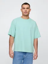 Remera manga corta color beige, corte recto y cuello redondo.