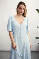 Vestido midi color beige con textura, escote en V, mangas cortas y abotonadura frontal.