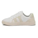 Championes deportivos de mujer, color blanco, con detalles en beige claro en los laterales y talón. Tienen cordones blancos y suela de goma texturizada de color beige claro.