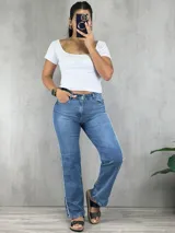 Pantalón de jean azul de tiro alto, corte wide leg y detalle de raya blanca a los costados.