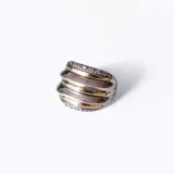 Anillo ancho de plata y oro con circonias.