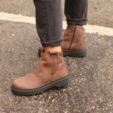 Bota corta color marrón chocolate, de gamuza, con suela track y cierre lateral.