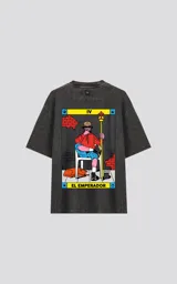 Remera negra con efecto nevado, de manga corta y cuello redondo. Estampado en la espalda con la carta del tarot 'El Emperador'.