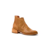 Botas cortas de cuero color marrón, con cierre lateral y taco de madera.