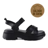 Sandalias de cuero color beige con plataforma track y tiras cruzadas.