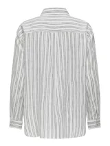 Camisa blanca con rayas verticales negras, de corte recto y manga larga.