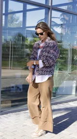 Pantalón palazzo de pana color beige, con corte ancho y ruedo desflecado.