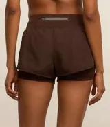 Bermuda deportiva de microfibra color blanco, corte runner con cintura elástica y forro interno.