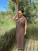 Vestido marrón de lino, corte midi, sin mangas, con cuello mao y cintura elastizada.