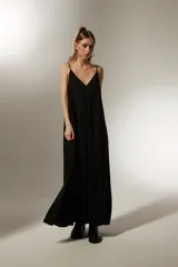 Vestido largo negro de modal, corte evasé, con breteles regulables y escote en V.