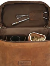Bolso matero de cuero color marrón con sistema convertible ajustable para usar como mochila o bolso de hombro. Tiene compartimento principal con cierre, porta bombilla interior, dos compartimentos interiores acolchados y espacio para un termo, yerba y mate. Forro interior de poliéster reciclado.