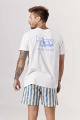 Remera negra de manga corta con cuello redondo y un pequeño estampado en el pecho que simula un radiograbador con texto.