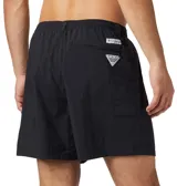 Short de baño negro Columbia Backcast III con tecnología Omni-Shade™ UPF 50, de secado rápido, con cintura elástica ajustable con cordón, bolsillos laterales de malla, bolsillo trasero con cremallera y forro interior de malla.