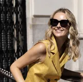 Chaleco color crema de lino con cuello solapa y doble botonadura con botones marrones.