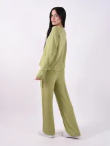 Pantalón palazzo verde oliva de tejido ligero con cintura alta y cordones ajustables.