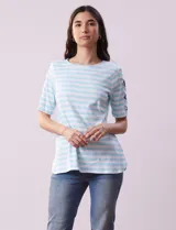 Remera de algodón a rayas horizontales rosas y blancas, con cuello redondo y mangas cortas con detalle de aberturas entrelazadas.