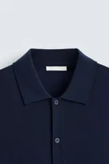 Camisa azul marino de punto con mezcla de lyocell, corte regular, cuello solapa y manga larga.