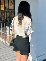 Short de jean negro con doble lycra y terminación desflecada.