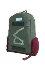 Mochila azul con detalles en negro, con bolsillo frontal con hebilla, logo estampado y bolsillos laterales de red.