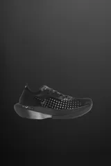 Zapatilla deportiva para correr largas distancias, color gris y negro, con parte superior de tejido de punto transpirable y suela de TPE-A. Cuenta con placa de carbono interna, plantilla interior OrthoLite®, stack de 39 mm y drop de 8 mm. Marca Zara Athleticz.
