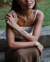 Collar plateado de alpaca con eslabones de diferentes formas y tamaños.