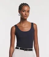 Musculosa azul marino de poliamida con escote en U y breteles anchos.