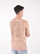 Musculosa blanca con estampado pequeño en el pecho.