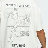 Remera Adidas Sport Design Fastbrk color blanco con estampado en el pecho.