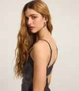 Vestido midi de tul con estampado floral abstracto, escote cuadrado y breteles finos ajustables.