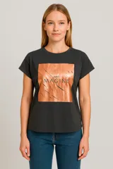 Remera gris oscuro con estampado rectangular color cobre con la frase "just imagine".
