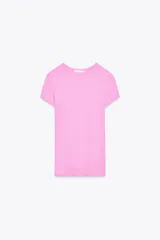 Camiseta rosa de viscosa, corte slim fit, cuello redondo y manga corta.