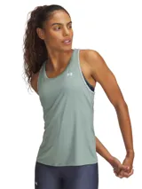 Musculosa deportiva blanca con logo Under Armour en el frente y tirantes negros con letras blancas.
