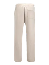 Pantalón de jogging color beige con logo pequeño en la pierna izquierda.