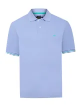 Remera polo celeste de piqué de algodón con cuello clásico, tapeta de dos botones y logo bordado en el pecho. Puños con ribete a contraste.