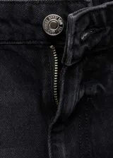 Short de jean negro con tiro alto, corte mom fit, cinco bolsillos, cierre con cremallera y botón, trabillas y dobladillo en el ruedo.
