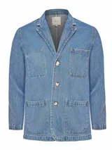 Blazer de denim celeste con cuello sastre, cierre frontal con tres botones y cuatro bolsillos de parche.