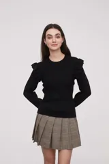 Sweater color crema de viscosa con cuello redondo y volados en los hombros.